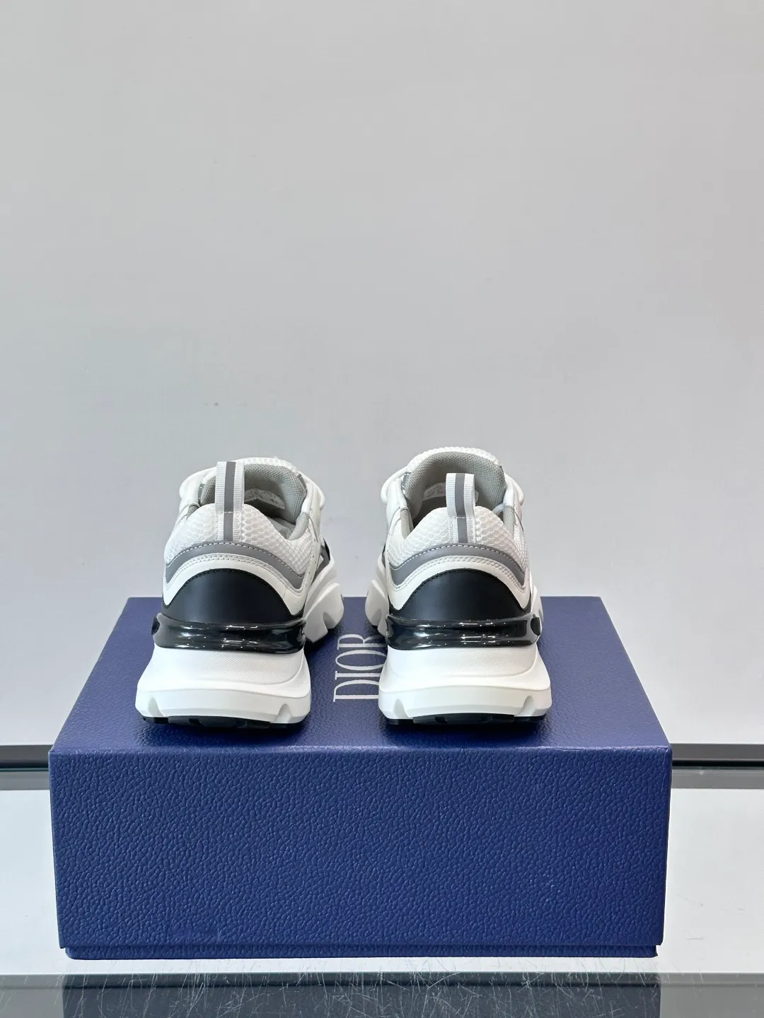 Men's shoes 💰p520 "Dior" B22 retro jogging shoes, inspired by classic jogging shoes, low-top thick sole design, cow leather + mesh fabric splicing, perfect texture and breathable. The black and white engraved rubber sole has great grip and comfort, and is OK for daily wear or sports! There is an embossed "CD" logo on the side of the shoe, which is low-key and recognizable. Rich colors, black and white, gray and blue, etc., versatile and fashionable, loved by European and American hip-hop circles and bloggers, a must-have for trendy wear size: 39-44 (customized at 45.46)